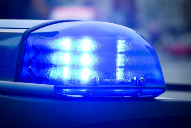 Das Blaulicht auf einem Polizeiwagen.