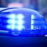 Das Blaulicht auf einem Polizeiwagen.