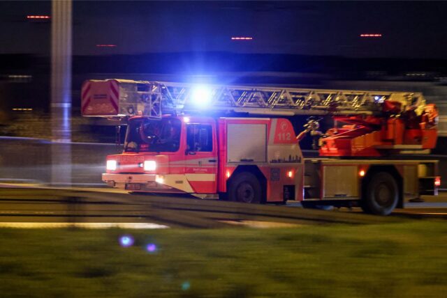 Ein Mann soll einen Feuerwehreinsatz in einem Mehrfamilienhaus genutzt haben, um in der Wohnung seiner Nachbarn nach Wertsachen zu suchen. (Symbolbild)