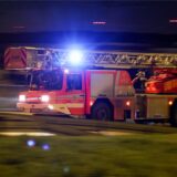 Ein Mann soll einen Feuerwehreinsatz in einem Mehrfamilienhaus genutzt haben, um in der Wohnung seiner Nachbarn nach Wertsachen zu suchen. (Symbolbild)