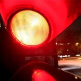 Eine Ampel zeigt das rote Signal an.