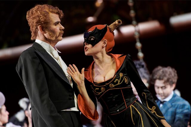 Gabriel von Eisenstein (Fritz Steinbacher) erkennt seine Ehefrau Rosalinde (Tanja Christine Kuhn) beim Ball des Prinzen Orlofsky nicht.