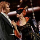 Gabriel von Eisenstein (Fritz Steinbacher) erkennt seine Ehefrau Rosalinde (Tanja Christine Kuhn) beim Ball des Prinzen Orlofsky nicht.
