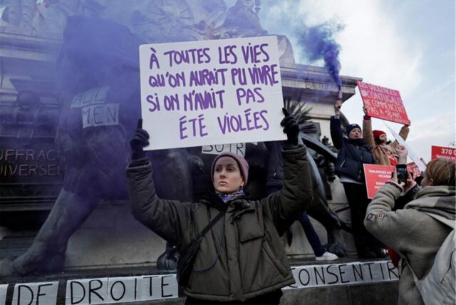 Eine Demonstrantin hält ein Plakat mit der Aufschrift „An all die Leben, die wir hätten leben können, wenn wir nicht vergewaltigt worden wären“ auf dem Place de la Republique während einer Demonstration zur Verurteilung von Gewalt gegen Frauen.