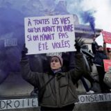Eine Demonstrantin hält ein Plakat mit der Aufschrift „An all die Leben, die wir hätten leben können, wenn wir nicht vergewaltigt worden wären“ auf dem Place de la Republique während einer Demonstration zur Verurteilung von Gewalt gegen Frauen.