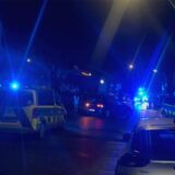 Polizeiwagen stehen mit Blaulicht an einer Straße.