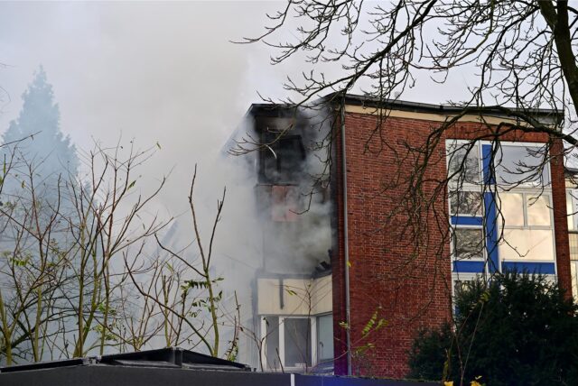 Am Lipper Weg ist im 2. Obergeschoss eines Gebäudes ein Feuer ausgebrochen.