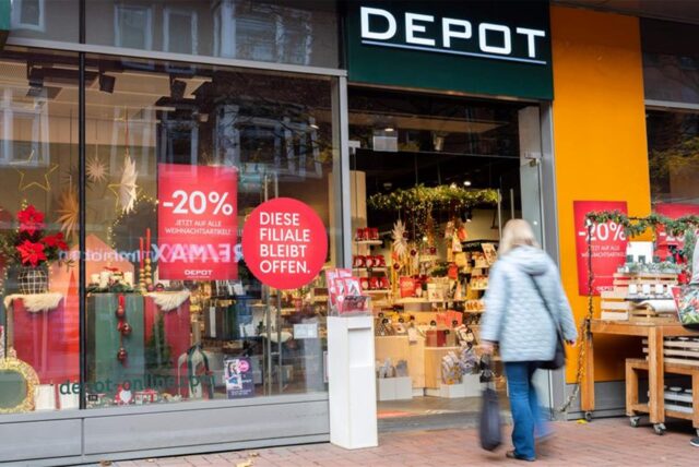 Eine Frau betritt den Eingang der Deko-Filiale „Depot“.