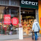 Eine Frau betritt den Eingang der Deko-Filiale „Depot“.