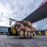 Ein Panzer steht vor der Westfalenhalle.