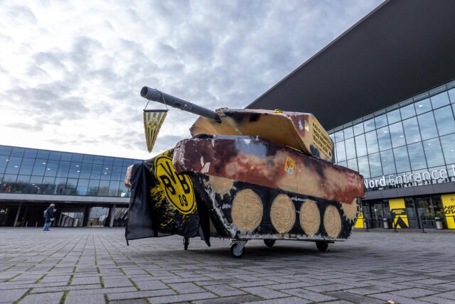 Ein Panzer steht vor der Westfalenhalle.