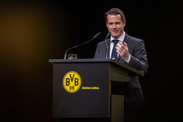 Lars Ricken steht am einem Rednerpult.