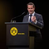 Lars Ricken steht am einem Rednerpult.