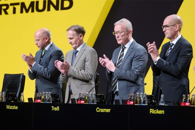 Die BVB-Verantwortlichen klatschen in die Hände.