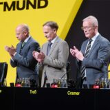 Die BVB-Verantwortlichen klatschen in die Hände.