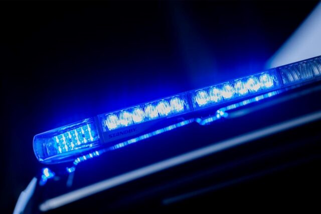 Ein leuchtendes Blaulicht auf einem Einsatzfahrzeug.