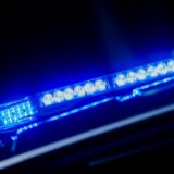 Ein leuchtendes Blaulicht auf einem Einsatzfahrzeug.