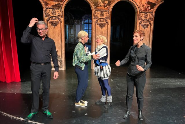 Tom Temming (l.) und Christina Kirketerp (r.) sind Gebärdensprachdolmetscher und stehen neben Prinz und Prinzessin auf der Bühne im Schauspielhaus Dortmund.