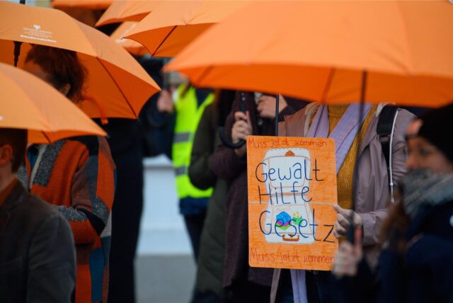 „Gewalthilfegesetz muss kommen“ steht auf einem Schild einer Teilnehmerin einer Aktion vom Landesfrauenrat Sachsen-Anhalt.
