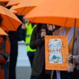 „Gewalthilfegesetz muss kommen“ steht auf einem Schild einer Teilnehmerin einer Aktion vom Landesfrauenrat Sachsen-Anhalt.
