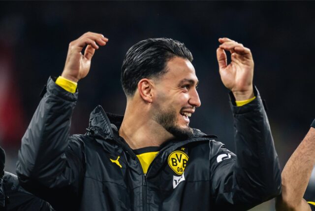 Ramy Bensebaini hebt beide Hände.