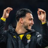 Ramy Bensebaini hebt beide Hände.
