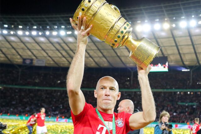 Arjen Robben von Bayern München reckt den Pokal in die Höhe und bedankt sich nach dem Spiel bei den Fans.