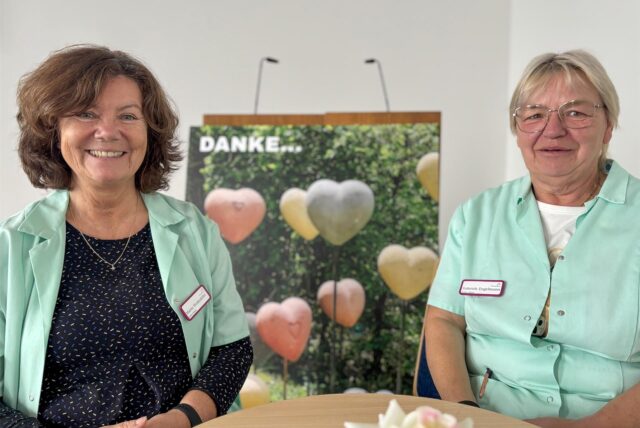 Zwei der Grünen Engel am EvK Castrop-Rauxel: Marita Weidenhöfer (l.) und Gabriele Engelmann.