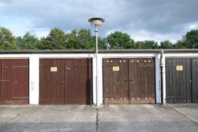 Ein Garagenhof mit gleich mehrere Garagen