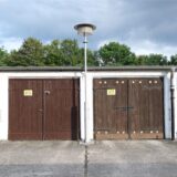 Ein Garagenhof mit gleich mehrere Garagen