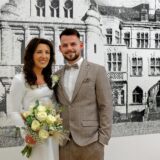 Die Eheleute Vivien Jesih und Lukas Badorrek nach ihrer Trauung im Standesamt in Recklinghausen