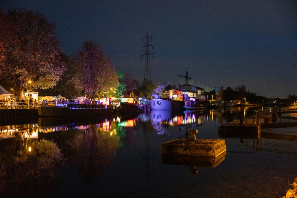 Mit einbrechender Dunkelheit wird das Gelände des Schiffshebewerks weihnachtlich beleuchtet. Mit einbrechender Dunkelheit wird das Gelände des Schiffshebewerks weihnachtlich beleuchtet.
