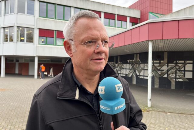 Schulleiter Christof Nattkemper steht auf dem Schulhof des Goethe-Gymnasiums in Dortmund-Hörde.