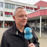 Schulleiter Christof Nattkemper steht auf dem Schulhof des Goethe-Gymnasiums in Dortmund-Hörde.