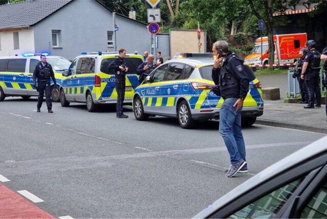 Einsatzkräfte der Polizei arbeiten in einer abgesperrten Straße. Durch Schüsse an zwei Orten sind am 1. Juni in Hagen insgesamt vier Menschen verletzt worden. Eine Person habe lebensgefährliche Verletzungen erlitten, sagte ein Sprecher der federführenden Polizei Dortmund.