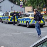 Einsatzkräfte der Polizei arbeiten in einer abgesperrten Straße. Durch Schüsse an zwei Orten sind am 1. Juni in Hagen insgesamt vier Menschen verletzt worden. Eine Person habe lebensgefährliche Verletzungen erlitten, sagte ein Sprecher der federführenden Polizei Dortmund.