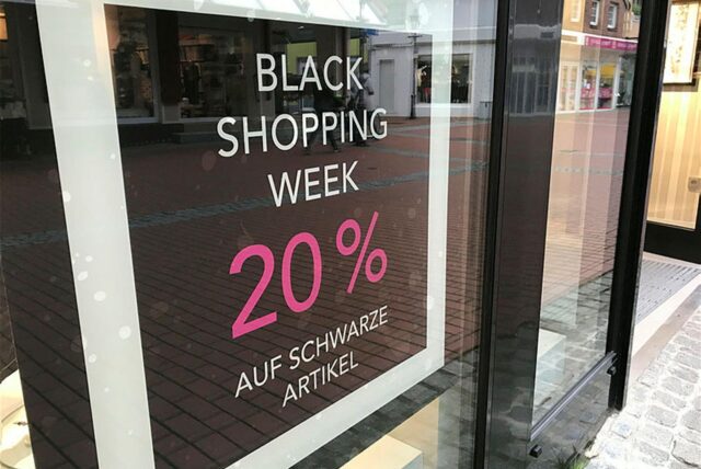 Black Friday Poster in einem Schaufenster
