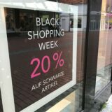 Black Friday Poster in einem Schaufenster