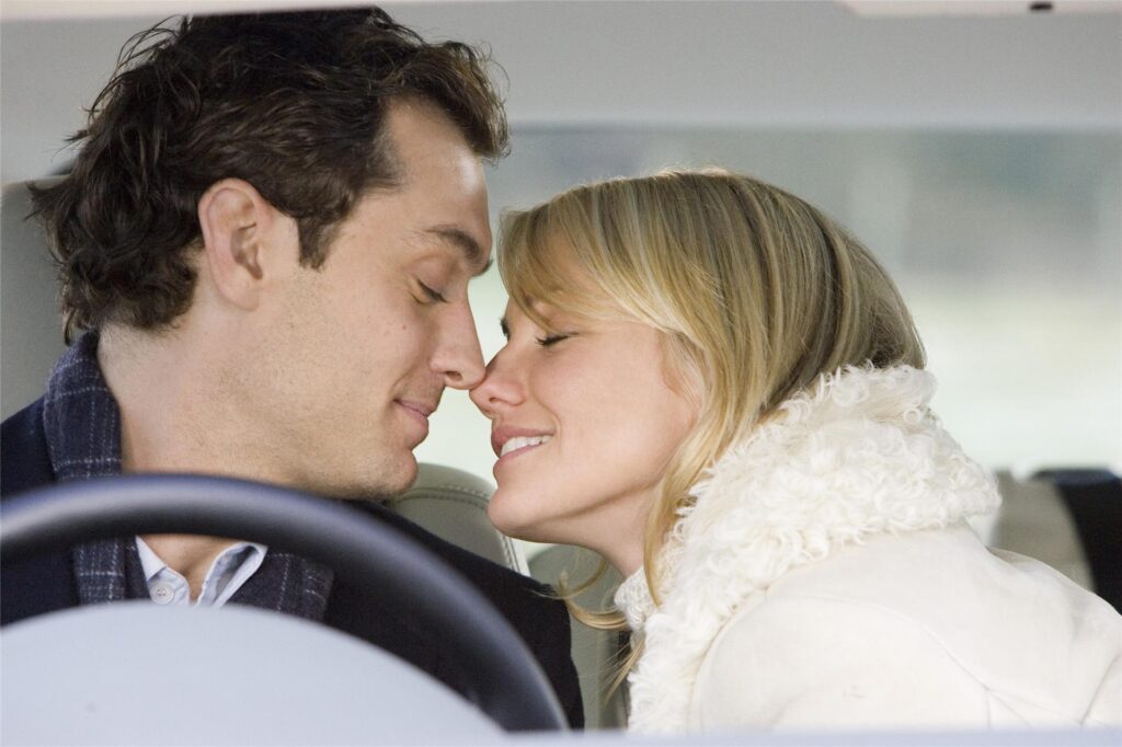 Cameron Diaz, als Amanda Woods und Miles, gespielt von Jude Law sitzen im Film Cameron Diaz, als Amanda Woods und Miles, gespielt von Jude Law sitzen im Film