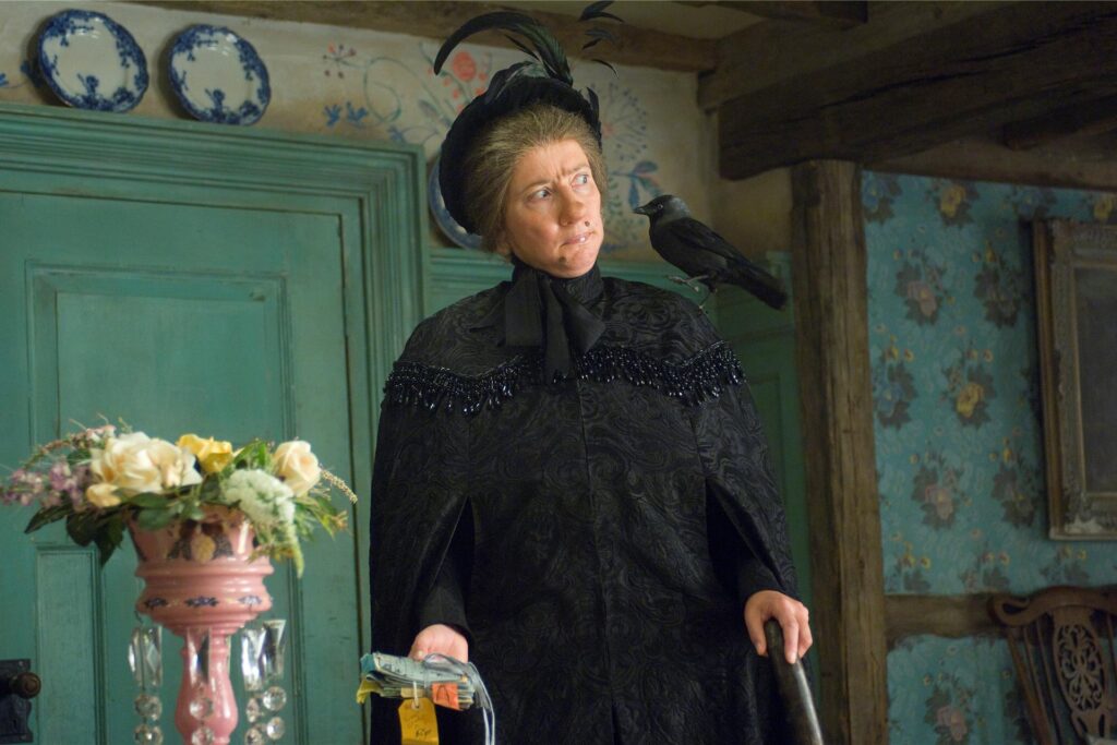 Die Nanny McPhee, gespielt von Emma Thompson, hat einen Raben auf der Schulter sitzen. Die Nanny McPhee, gespielt von Emma Thompson, hat einen Raben auf der Schulter sitzen.
