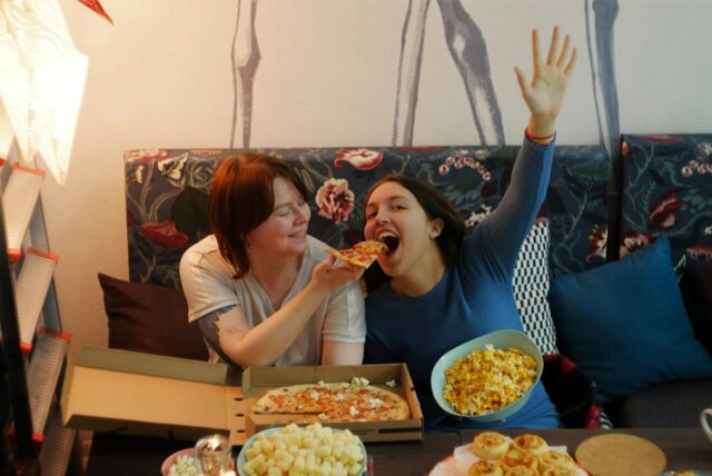 Zwei junge Frauen essen Pizza