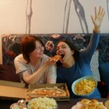 Zwei junge Frauen essen Pizza