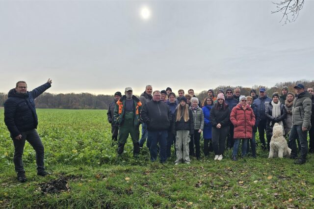 Anwohner aus Datteln-Klostern stehen vor der Fläche, auf der die Windenergieanlage gebaut werden soll.