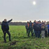 Anwohner aus Datteln-Klostern stehen vor der Fläche, auf der die Windenergieanlage gebaut werden soll.