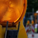 Großaufnahme einer Baustellenlampe.