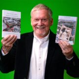 Dr. Werner Koppe hält seine zwei Bücher über Recklinghausen hoch