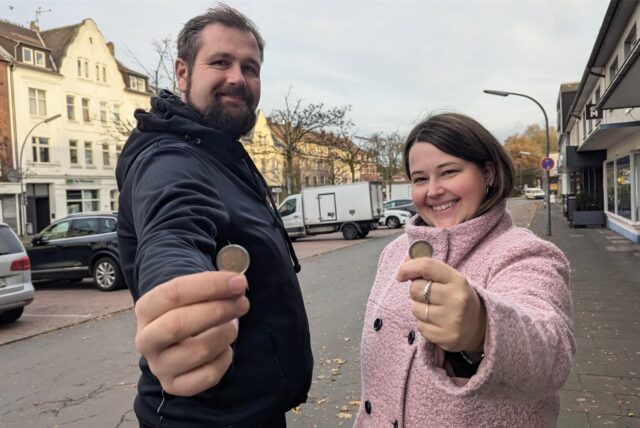 Björn Jadzinski und Vanessa Meiritz von der SPD zeigen Euromünzen