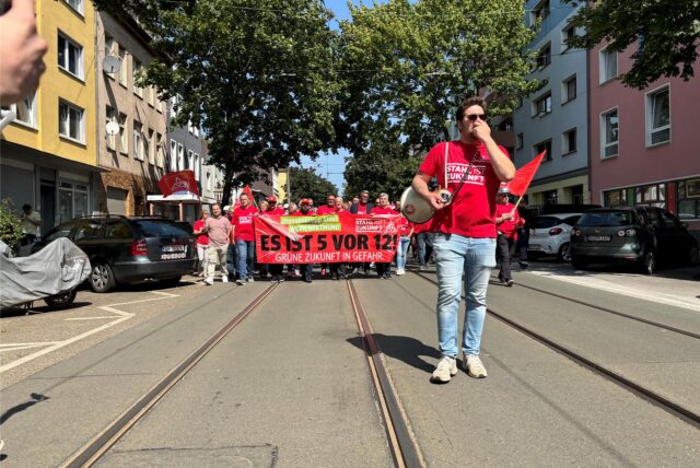 Arbeiter von Thyssenkrupp in Dortmund ziehen bei einer Demo im Sommer 2024 durch die Stadt.