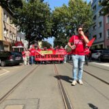 Arbeiter von Thyssenkrupp in Dortmund ziehen bei einer Demo im Sommer 2024 durch die Stadt.