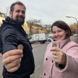 Björn Jadzinski und Vanessa Meiritz von der SPD zeigen Euromünzen